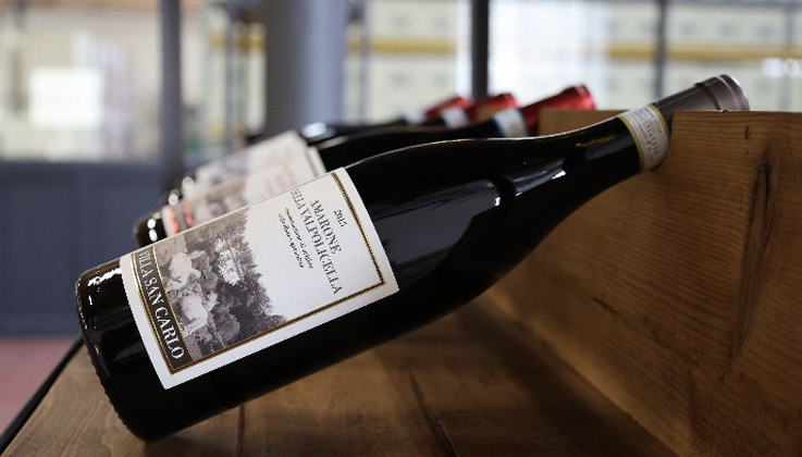 bottiglie stese di amaroni di vario tipo nel wine shop Villa San Carlo
