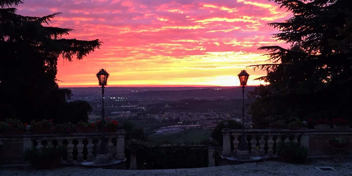 Foto panoramica di un tramonto del sole dalla Villa San Carlo verso la valle, Montorio e Verona