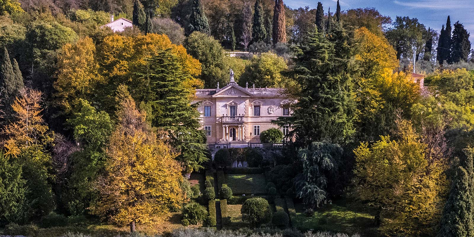 Scatto della Villa San Carlo da drone dall'alto