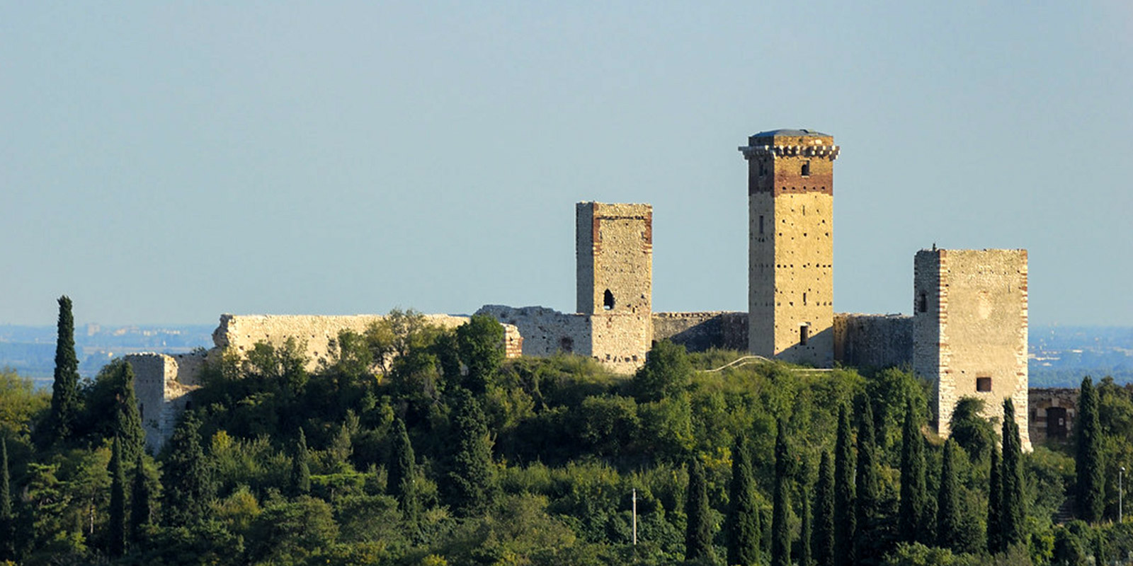 Castello del paese di Montorio tra la nebbia visto dalla tenuta Villa San Carlo